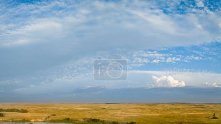 Wolken über Nebraska Sandhills und Dismal River, spätsommerliche Luftaufnahme