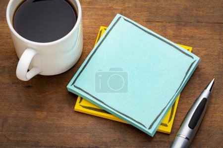 Téléchargez les photos : Bleu, blanc note de rappel sur une table en bois grunge avec une tasse de café expresso - en image libre de droit