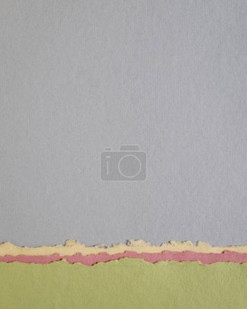 Téléchargez les photos : Paysage abstrait de papier dans les tons pastel gris et vert - collection de papiers chiffon faits à la main - en image libre de droit