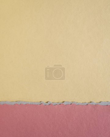 Téléchargez les photos : Paysage abstrait de papier dans des tons pastel beige et rose - collection de papiers chiffon faits à la main - en image libre de droit
