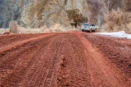 Téléchargez les photos : Moab, UT, États-Unis - 9 février 2020 : VUS Toyota 4runner (édition 2016, véhicule de série) avec échelles de récupération sur les supports de toit sur une route de canyon désertique - Onion Creek Trail. - en image libre de droit