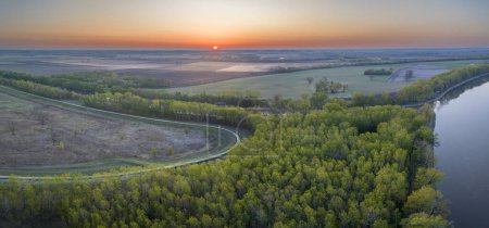 Téléchargez les photos : Lever de soleil printanier sur la rivière Missouri et la rivière Chariton au fond Dalton - vue aérienne - en image libre de droit