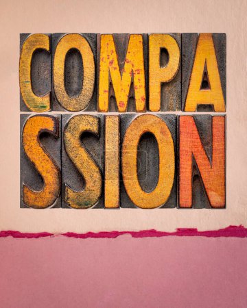Téléchargez les photos : Compassion - mot abstrait en bois de typographie vintage contre affiche en papier d'art - en image libre de droit