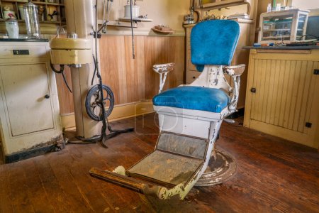 Zahnarztpraxis mit Stuhl und Bohrmaschine