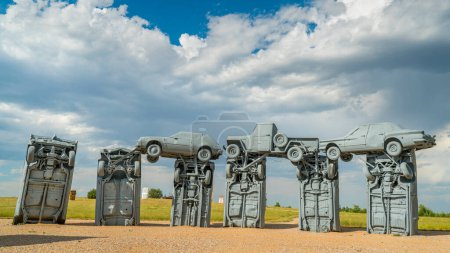 Foto de Alliance, NE, USA - 9 de julio de 2017: Carhenge panorama - famosa escultura de automóviles creada por Jim Reinders, una réplica moderna del Stonehenge de Inglaterra utilizando coches antiguos. - Imagen libre de derechos