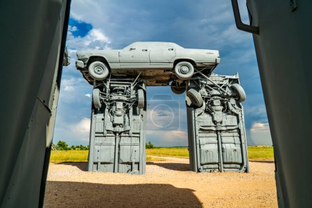 Foto de Alliance, NE, USA - 9 de julio de 2017: Carhenge - famosa escultura de automóviles creada por Jim Reinders, una réplica moderna del Stonehenge de Inglaterra usando coches viejos, un paisaje de verano. - Imagen libre de derechos