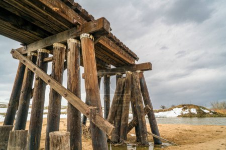Foto de Caballete de madera del ferrocarril destruido por las inundaciones del río - St Vrain Creek cerca de Platteville, Colorado - Imagen libre de derechos