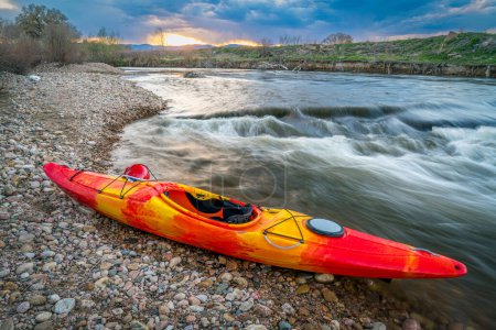Téléchargez les photos : Kayak d'eau vive et rivière rapide au coucher du soleil - Cache la Poudre River à Fort Collins, Colorado - en image libre de droit