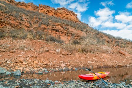 Foto de Colorido río kayak en una costa rocosa de lago de montaña - concepto de recreación - Imagen libre de derechos