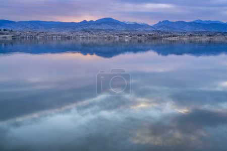 Abenddämmerung über dem ruhigen See in Colorado Ausläufern der Rocky Mountains, Boedecker Reservoir im zeitigen Frühling