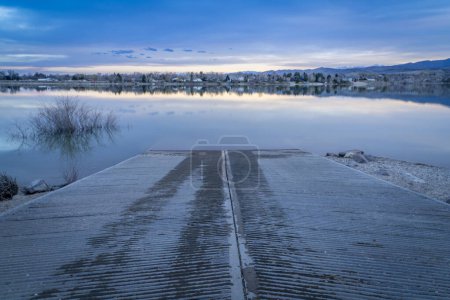 Téléchargez les photos : Crépuscule sur la rampe de bateau et le lac calme dans les contreforts du Colorado des montagnes Rocheuses, réservoir Boedecker au début du printemps - en image libre de droit