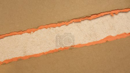 Téléchargez les photos : Abstrait de papier dans les tons orange et citrouille avec un espace de copie feuilles de papier à la main, bannière web vierge - en image libre de droit