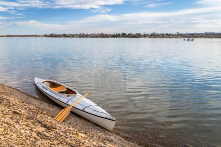 canoa cubierta de expedición en una orilla del lago a principios de primavera, embalse Boedecker en el norte de Colorado
