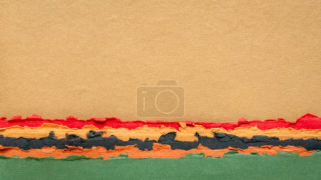 Téléchargez les photos : Paysage abstrait dans des tons pastel terre une collection de papiers chiffon faits à la main - en image libre de droit