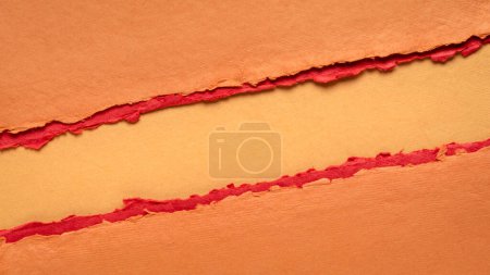 Téléchargez les photos : Abstrait de papier en orange et rouge avec un espace de copie feuilles de papier à la main, bannière web vierge en diagonale, concept d'avertissement, alerte et danger - en image libre de droit