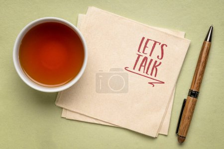 Kommunikationskonzept - lassen Sie uns reden, Handschrift auf Serviette mit einer Tasse Tee