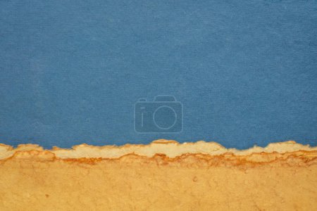 abstrakte Landschaft in Pastelltönen mit blauem Himmel - eine Sammlung handgemachter Stoffe