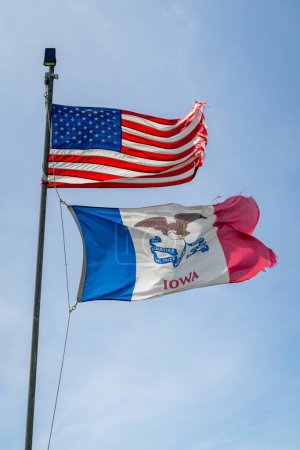 Fahnen der USA und des Staates Iowa wehen stolz bei starkem Wind