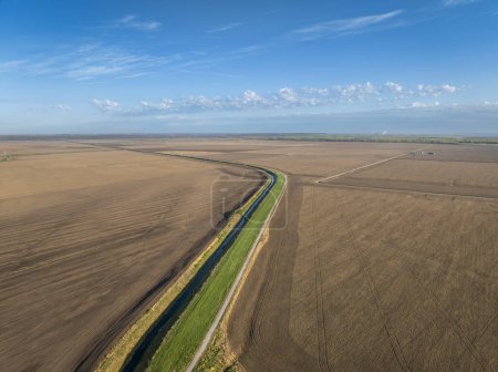 Téléchargez les photos : Bateau à vapeur Trace, piste cyclable convertie d'un chemin de fer abandonné, traversant les terres agricoles du Nebraska près du Pérou, vue aérienne du printemps - en image libre de droit