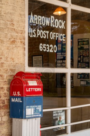 Foto de Arrow Rock, MO, Estados Unidos - 22 de abril de 2024: Oficina de Correos de Estados Unidos con un buzón. - Imagen libre de derechos