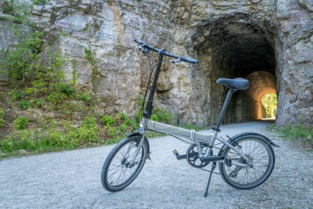 Téléchargez les photos : Vélo pliant sur Katy Trail dans un tunnel près de Rocheport, Missouri, paysage printanier. Le sentier Katy est un sentier cyclable de 237 milles converti d'un ancien chemin de fer. - en image libre de droit