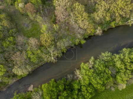 Téléchargez les photos : Rivière Bourbeuse près de Rosebud, Missouri au printemps, vue aérienne - en image libre de droit