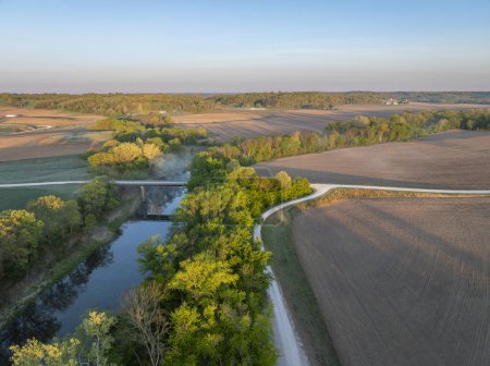 lever de soleil sur les terres agricoles et la rivière Lamine à l'accès Roberts Bluff dans le Missouri, vue aérienne du printemps