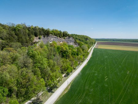 Téléchargez les photos : Sentier cyclable KATY et route poussiéreuse longeant le bord d'une large vallée de la rivière Missouri, près de WIlton, MO, vue aérienne du printemps - en image libre de droit
