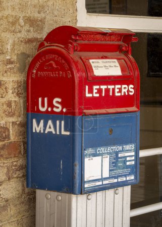 Foto de Arrow Rock, MO, EE. UU. - 22 de abril de 2024: Buzón vintage con tiempos de recolección de cartas frente a la Oficina de Correos de EE. UU.. - Imagen libre de derechos