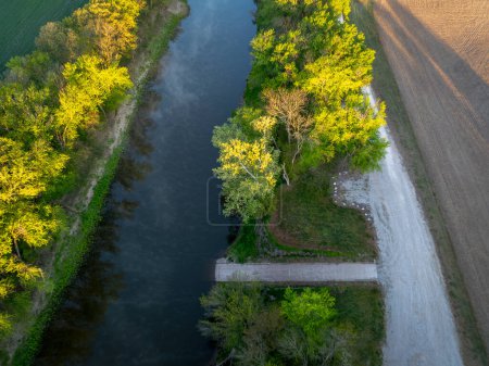 Foto de Salida del sol sobre la rampa del barco y el río Lamine en Roberts Bluff acceso en Missouri, vista aérea de primavera - Imagen libre de derechos