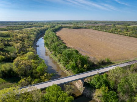 terres agricoles et rivière Blackwater, vue aérienne printanière près de la ville de Blackwater, Missouri