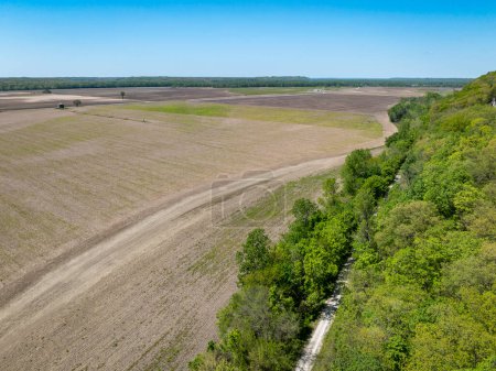Téléchargez les photos : Sentier cyclable KATY longeant le bord d'une large vallée de la rivière Missouri, près de WIlton, MO, vue aérienne du printemps - en image libre de droit