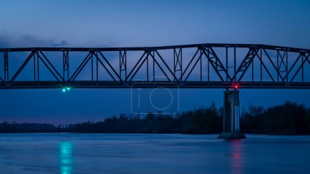 vista nocturna del puente truss sobre el río Missouri en Brownville, Nebraska