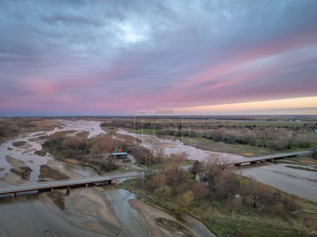 amanecer primaveral sobre el río Platte y llanuras cerca de Kerney, Nebraska
