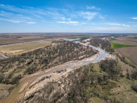 South Platte River cerca de Big Springs, Nebraska, vista eiral de principios de primavera