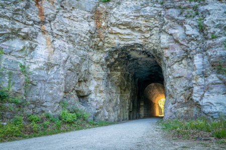 Téléchargez les photos : Tunnel MKT sur Katy Trail à Rocheport, Missouri. Le Katy Trail est une piste cyclable de 237 miles qui s'étend sur la majeure partie de l'État du Missouri converti d'un ancien chemin de fer
. - en image libre de droit