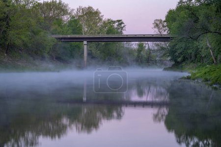 aube brumeuse au-dessus de la rivière Lamine à Roberts Bluff accès dans le Missouri, paysage printanier