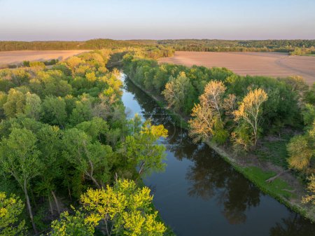 lever de soleil sur les terres agricoles et la rivière Lamine à l'accès Roberts Bluff dans le Missouri, vue aérienne du printemps