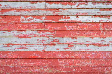 Téléchargez les photos : Arrière-plan rustique en bois d'une grange ou d'un mur de vieille maison planches de bois peint en rouge de pin altéré - en image libre de droit