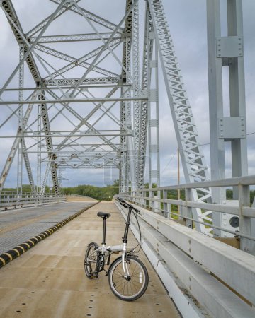 bicicleta plegable en la cadena de Rocks Canal Bridge cerca de Granite CIty, Illinois