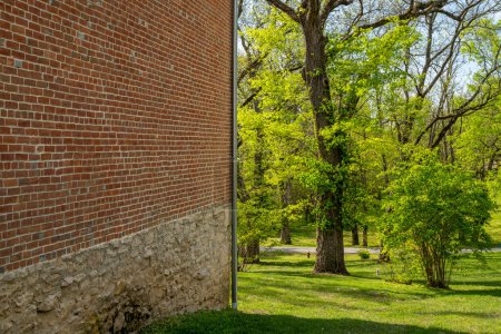Foto de Muro de ladrillo y parque en el paisaje de primavera - ciudad histórica de Arrow Rock, Missouri - Imagen libre de derechos