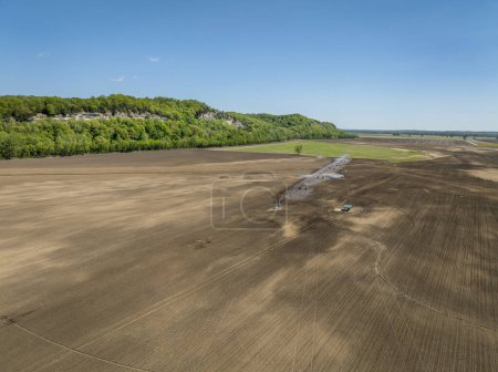 Bewässerung von Ackerland in einem weiten Tal des Missouri River in der Nähe von Wilton, MO, Luftaufnahme des Frühlings