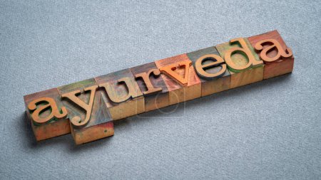 Foto de La medicina ayurveda o ayurvédica es un sistema de medicina tradicional nativo de la India, palabra en tipografía retro tipo madera - Imagen libre de derechos