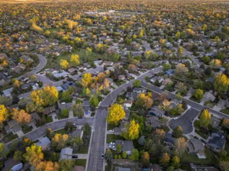 Frühlingssonnenaufgang über dem Wohngebiet von Fort Collins im Norden Colorados, Luftaufnahme