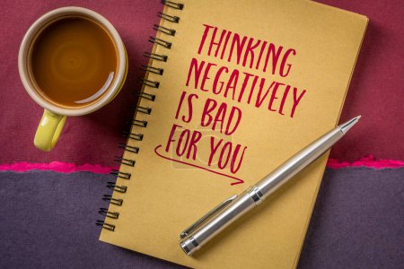 Negatives Denken ist schlecht für Sie - inspirierendes Zitat, Mahnung und Rat, Lebensstil, Positivität und persönliches Entwicklungskonzept