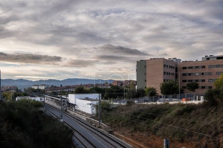 Téléchargez les photos : Vue aérienne de la gare de banlieue Volpelleres dans la ville de Sant Cugat del Valles dans la province de Barcelone en Espagne - en image libre de droit