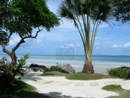 Téléchargez les photos : Photo d'une plage de sable blanc préservée à Santa Fe située sur l'île de Bantayan, Cebu dans la mer Visayenne, Philippines. - en image libre de droit