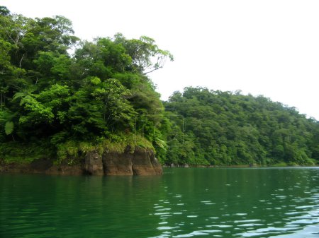 Téléchargez les photos : Photo Balinsasayao Twin Lakes Natural Park entourant le lac Balinsasayao et le lac Danao dans la province orientale de Negros, Philippines. - en image libre de droit
