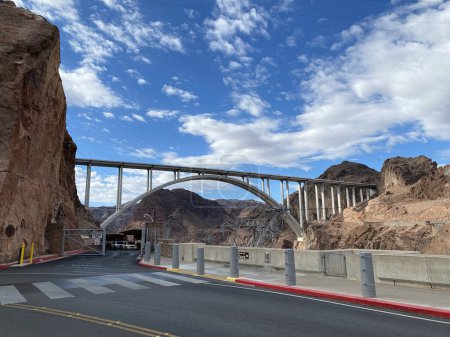 Téléchargez les photos : Photo de Mike O'Callaghan-Pat Tillman Memorial Bridge, un pont en arc qui enjambe le Colorado entre l'Arizona et le Nevada situé dans la Lake Mead National Recreation Area aux États-Unis. - en image libre de droit