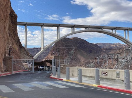 Foto de Foto de Mike O 'Callaghan-Pat Tillman Memorial Bridge, un puente de arco que atraviesa el río Colorado entre Arizona y Nevada, ubicado dentro del Área de Recreación Nacional del Lago Mead en los Estados Unidos. - Imagen libre de derechos
